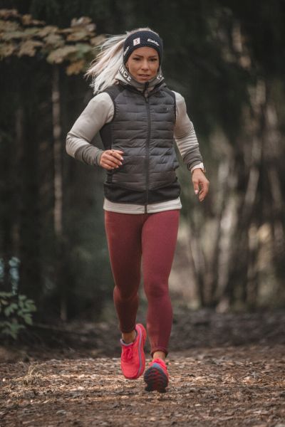 Jessica Reiman lenkkeilee metsässä